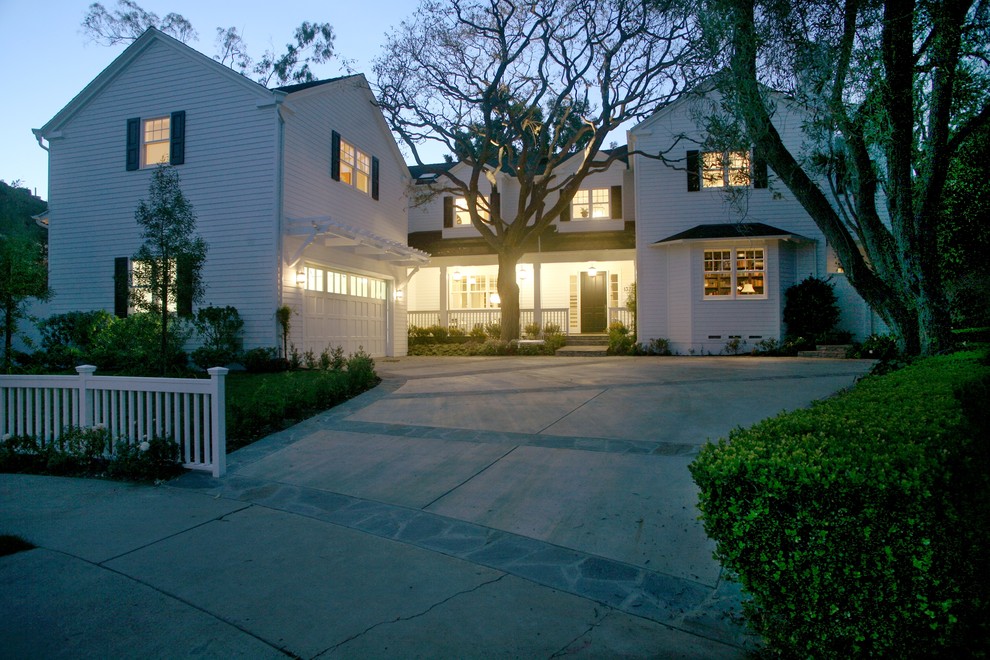 Design ideas for a classic house exterior in Los Angeles.