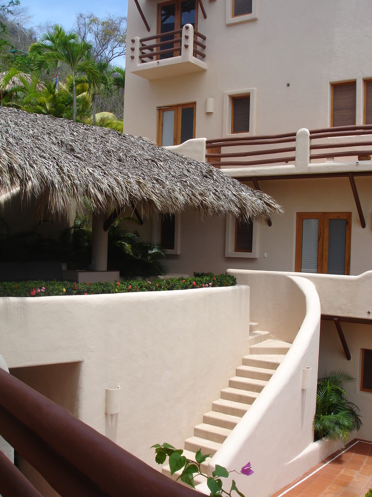 Imagen de fachada blanca tropical