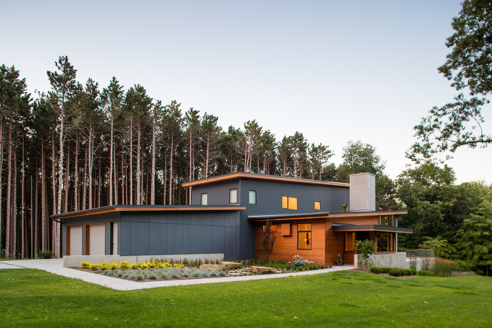 Источник вдохновения для домашнего уюта: двухэтажный, серый частный загородный дом в современном стиле с комбинированной облицовкой и односкатной крышей
