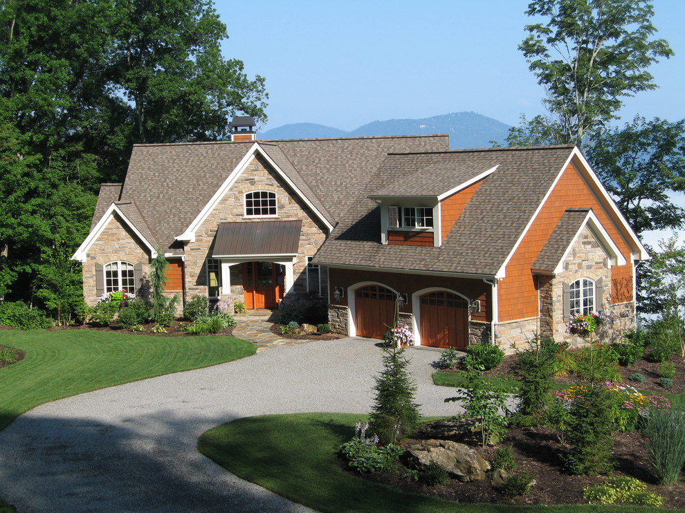 Cette photo montre une grande façade de maison craftsman en pierre à un étage avec un toit à deux pans et un toit en shingle.