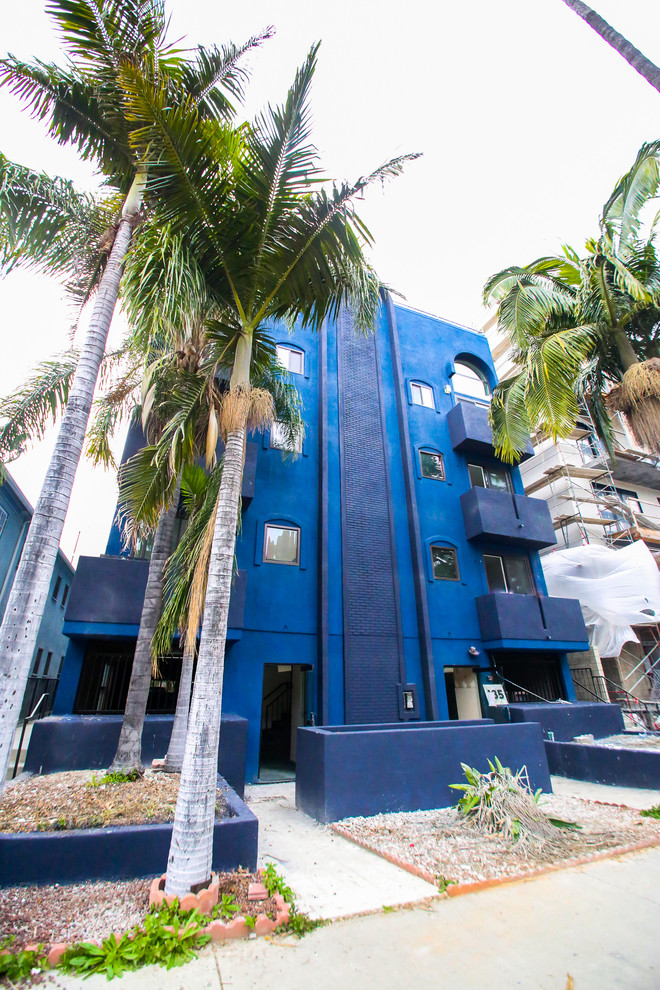 Immagine della facciata di un appartamento grande blu contemporaneo a tre piani con rivestimento in stucco