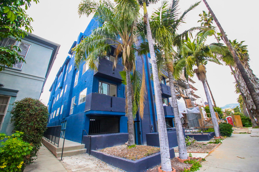 Inspiration for a large and blue contemporary render flat in Los Angeles with three floors.
