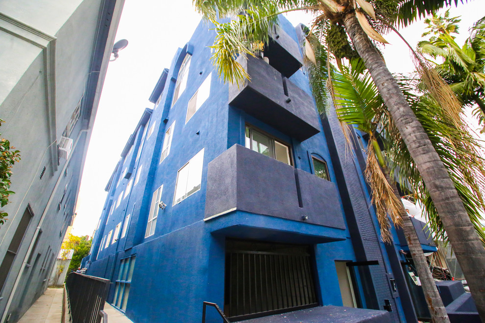 Foto della facciata di un appartamento grande blu contemporaneo a tre piani con rivestimento in stucco