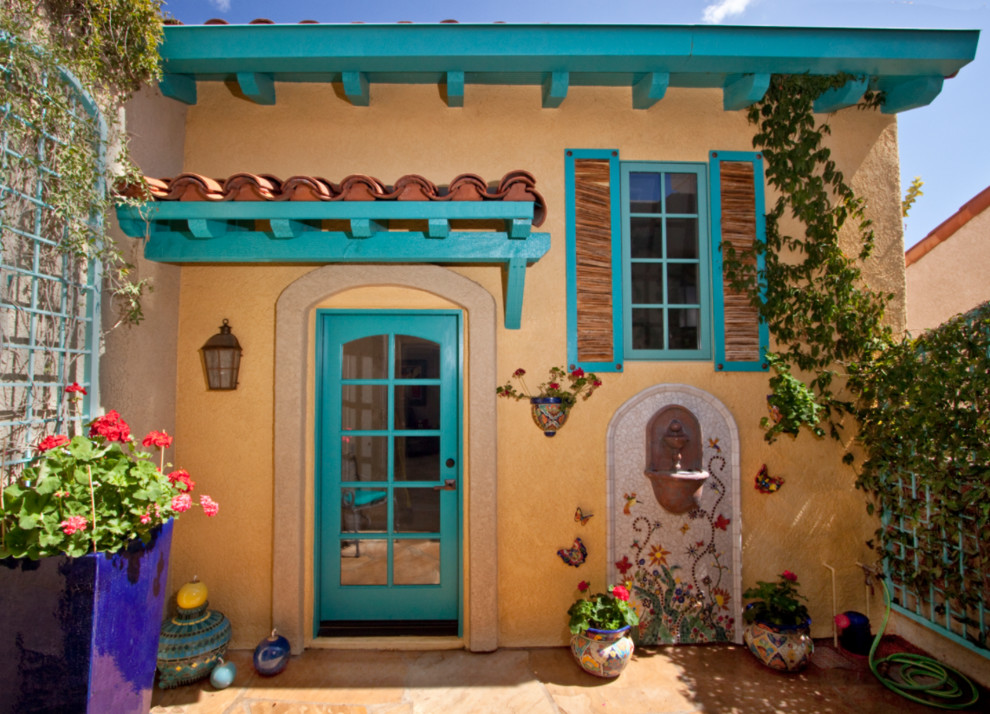 Cette image montre une façade de maison beige sud-ouest américain en adobe de taille moyenne et de plain-pied.