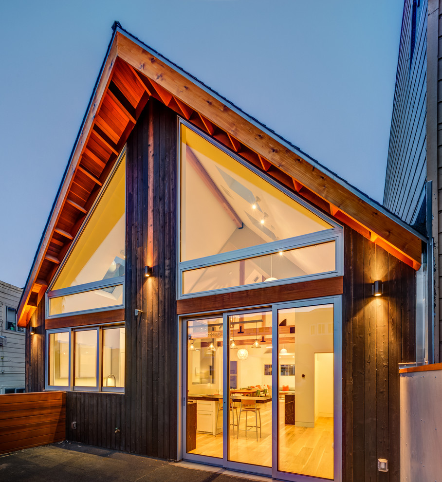 Ispirazione per la facciata di una casa contemporanea a un piano con rivestimento in legno e tetto a capanna