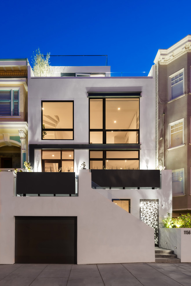 На фото: двухэтажный, белый таунхаус среднего размера в современном стиле с облицовкой из цементной штукатурки, плоской крышей и зеленой крышей с
