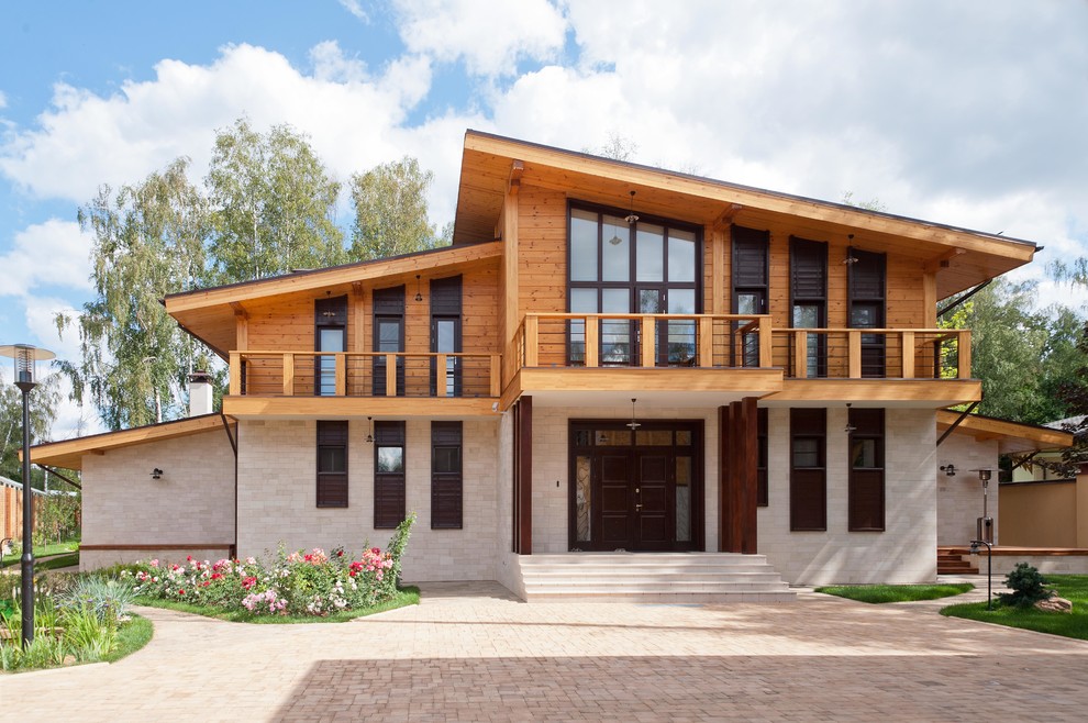 Идея дизайна: двухэтажный, деревянный, бежевый частный загородный дом среднего размера в скандинавском стиле с односкатной крышей и металлической крышей