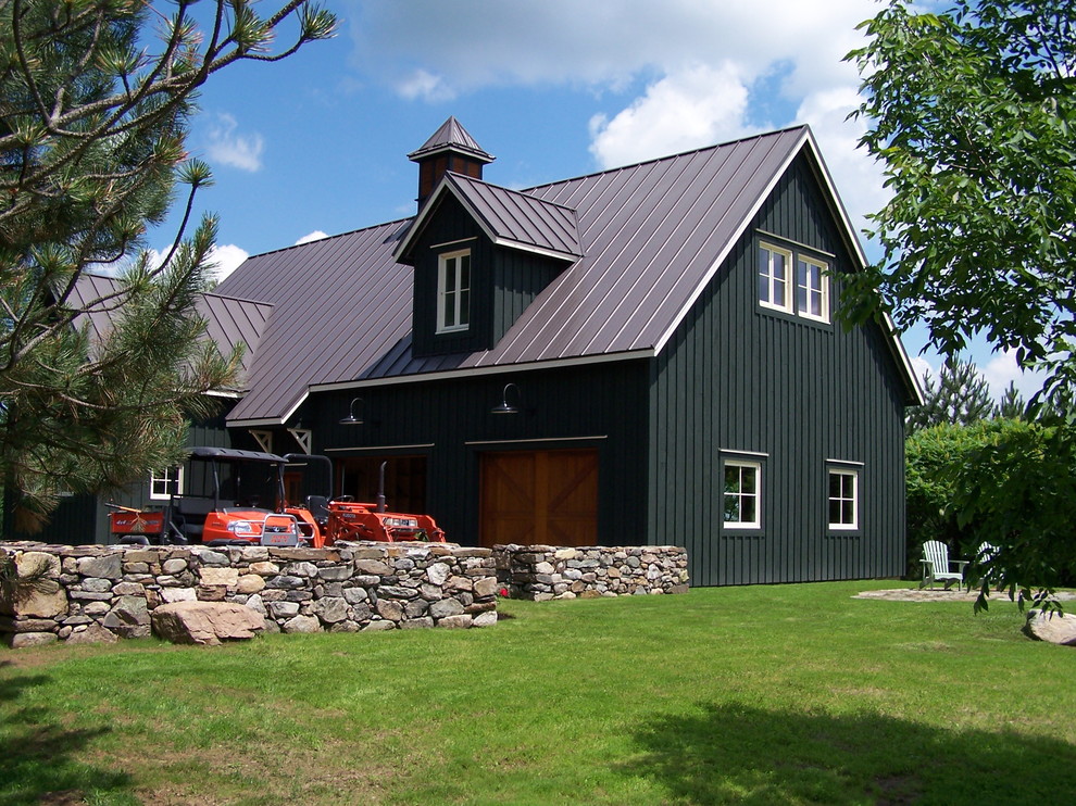 Imagen de fachada negra de estilo de casa de campo de dos plantas con revestimiento de madera, tejado a dos aguas y tejado de metal