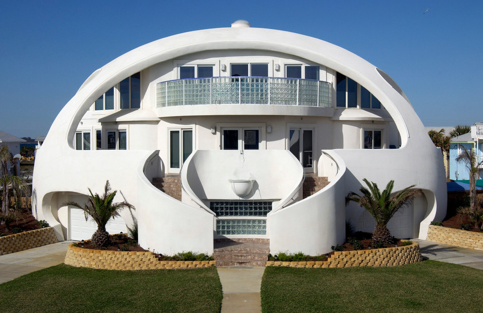 Foto della facciata di una casa bianca eclettica a due piani