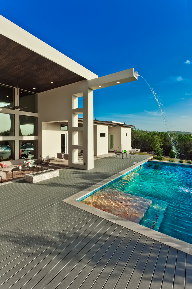 Large contemporary house exterior in Austin.
