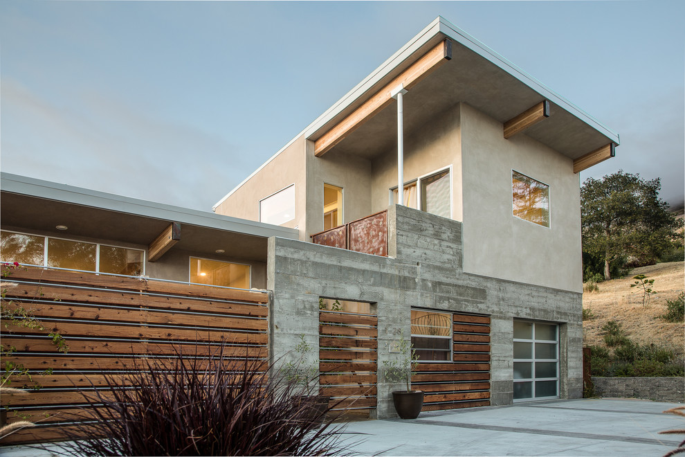 Modelo de fachada contemporánea a niveles con revestimientos combinados y tejado plano