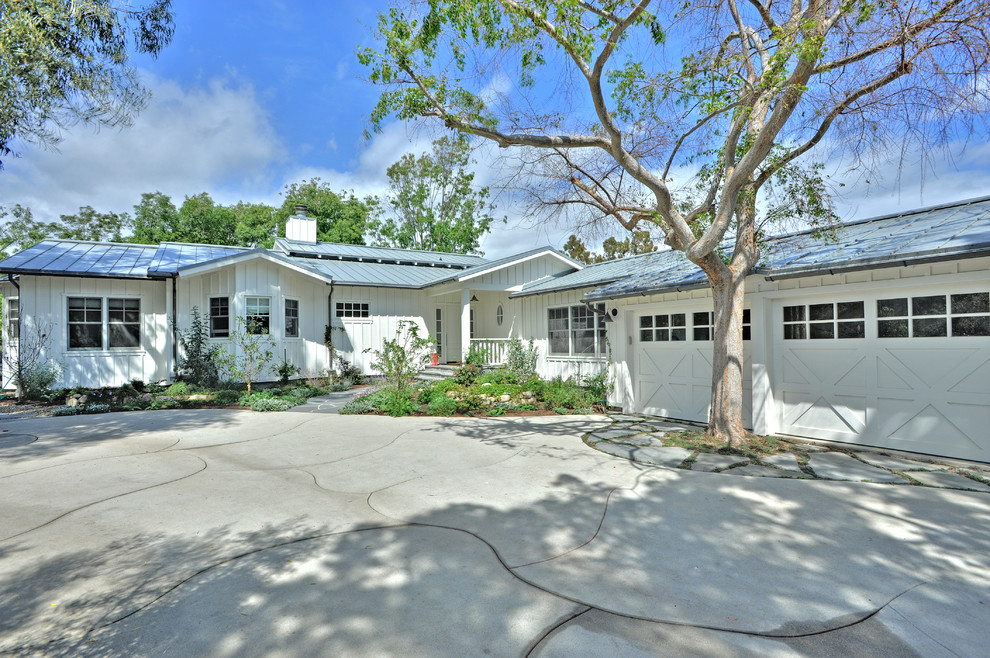 Mittelgroßes, Einstöckiges Landhaus Haus mit weißer Fassadenfarbe, Satteldach und Blechdach in Los Angeles