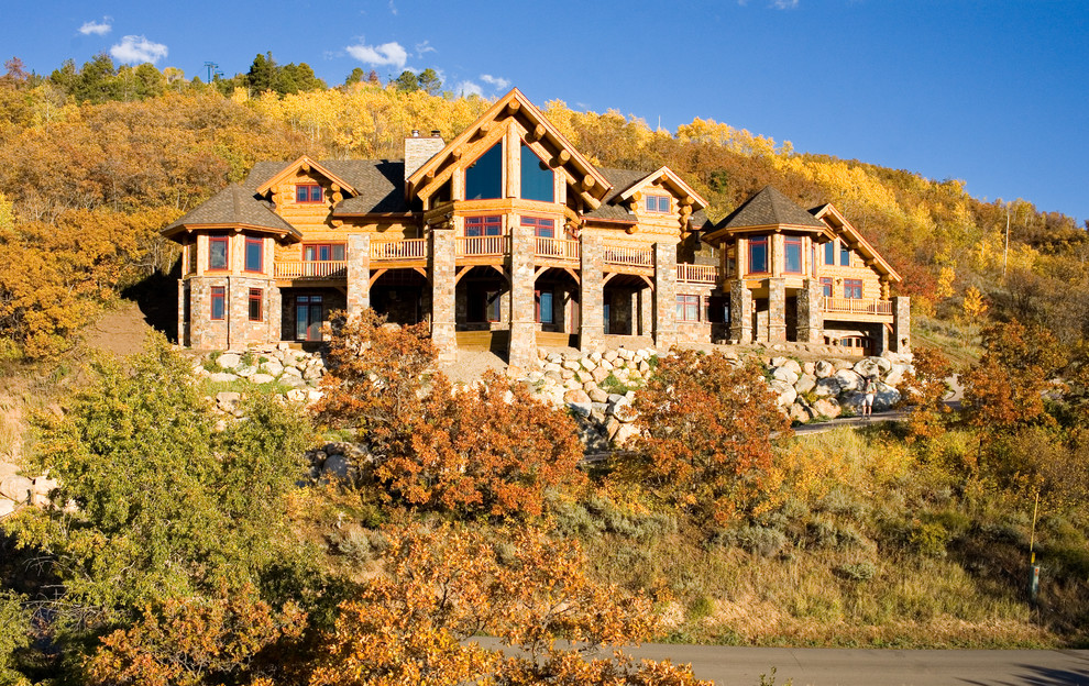 Cette photo montre une grande façade de maison marron montagne à deux étages et plus avec un revêtement mixte et un toit à deux pans.