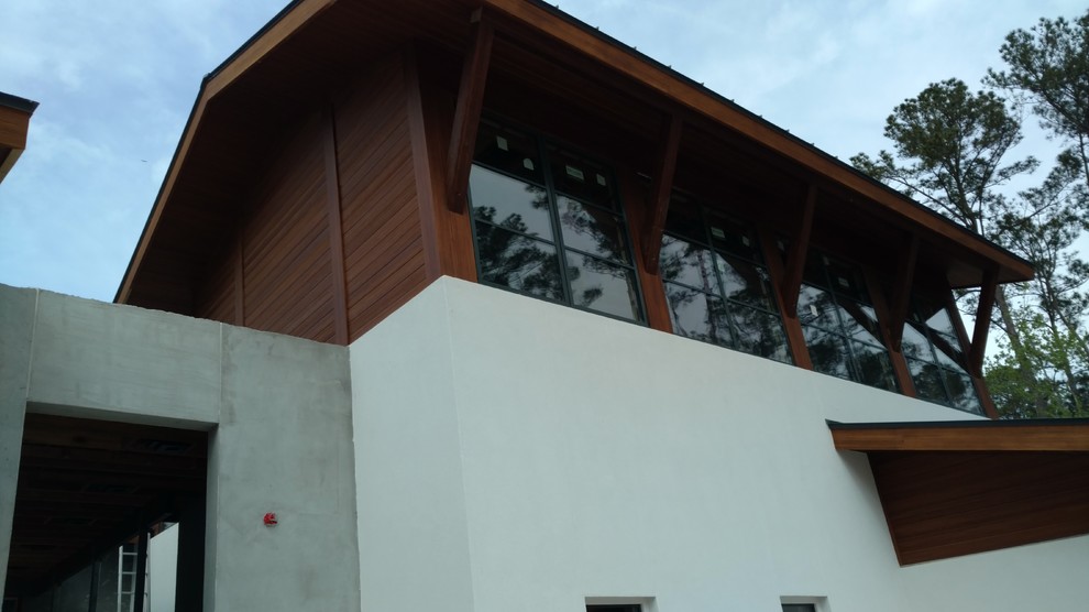 Diseño de fachada de casa actual grande con revestimiento de madera