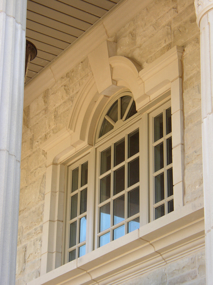 Ejemplo de fachada tradicional con revestimiento de piedra