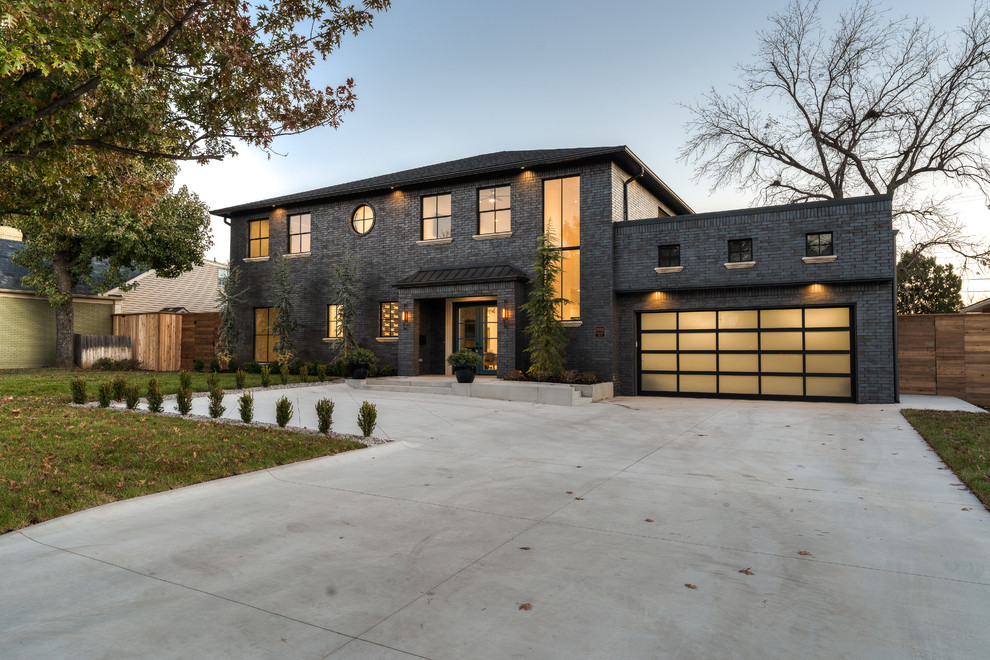 Geräumiges, Zweistöckiges Klassisches Einfamilienhaus mit Backsteinfassade, schwarzer Fassadenfarbe, Walmdach und Schindeldach in Oklahoma City