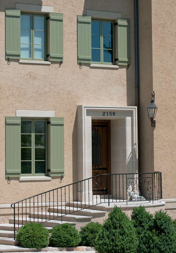 Mediterranes Haus mit beiger Fassadenfarbe in Washington, D.C.