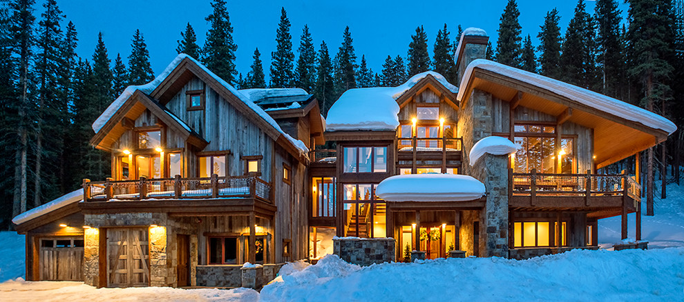 Cette photo montre une grande façade de maison montagne en bois à deux étages et plus avec un toit à deux pans.