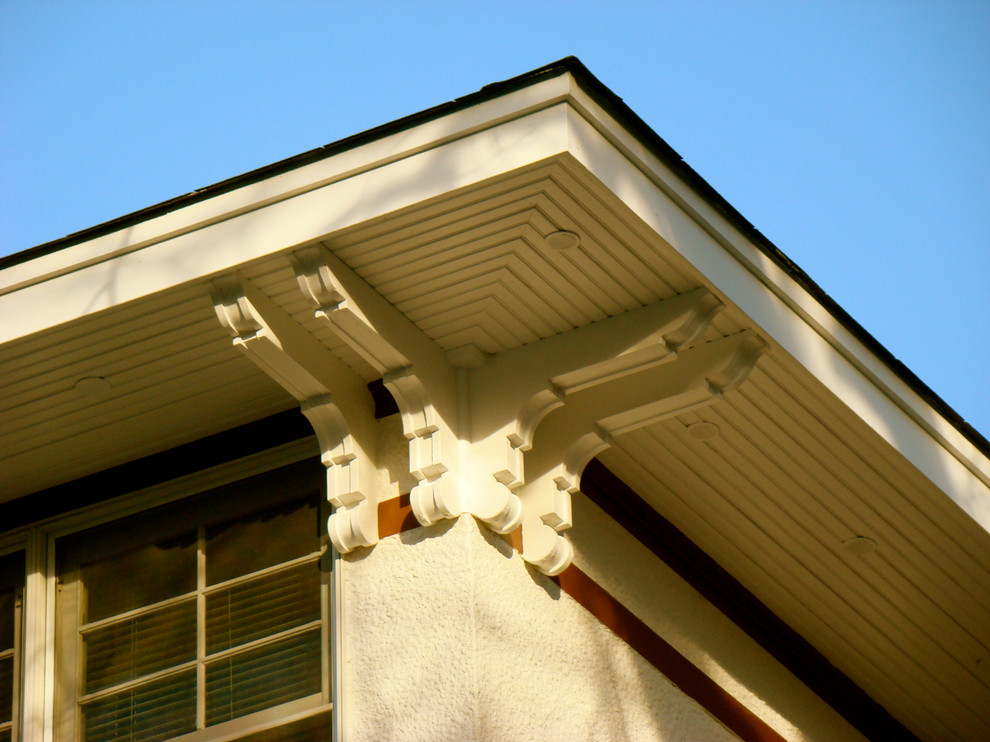 Imagen de fachada blanca clásica pequeña de tres plantas con revestimiento de estuco y tejado a cuatro aguas