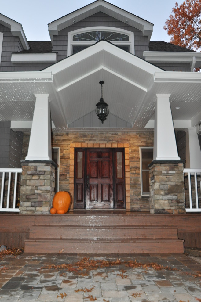 Immagine della facciata di una casa american style con abbinamento di colori