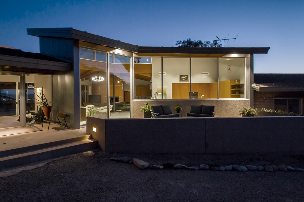 Modelo de fachada de casa minimalista grande de una planta con revestimiento de vidrio y tejado de metal