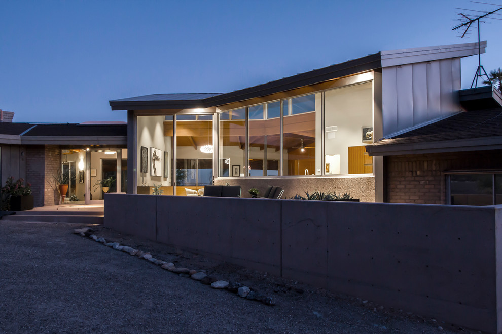 Großes, Einstöckiges Modernes Einfamilienhaus mit Glasfassade und Blechdach in Phoenix