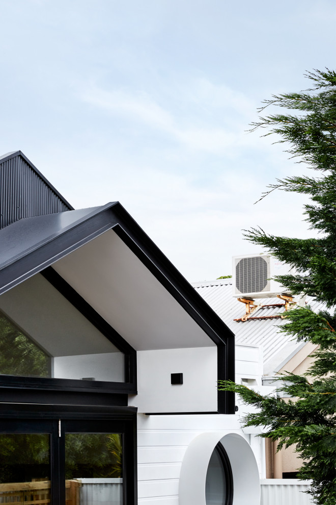 Modelo de fachada de casa pareada blanca contemporánea pequeña de una planta con tejado de metal, revestimientos combinados y tejado a dos aguas