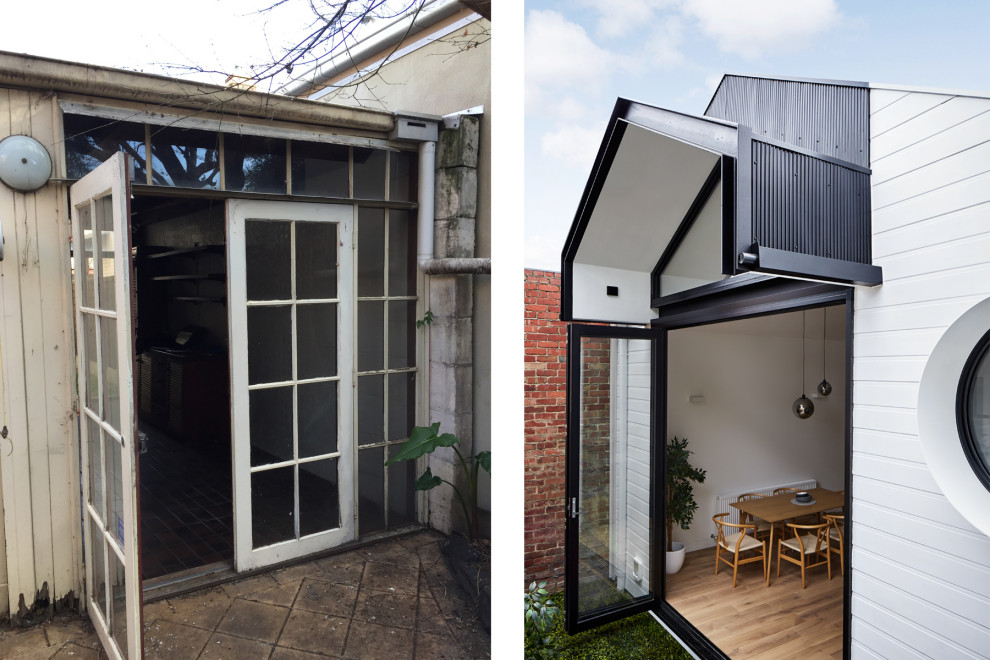 На фото: маленький, одноэтажный, белый таунхаус в современном стиле с двускатной крышей, металлической крышей и комбинированной облицовкой для на участке и в саду с