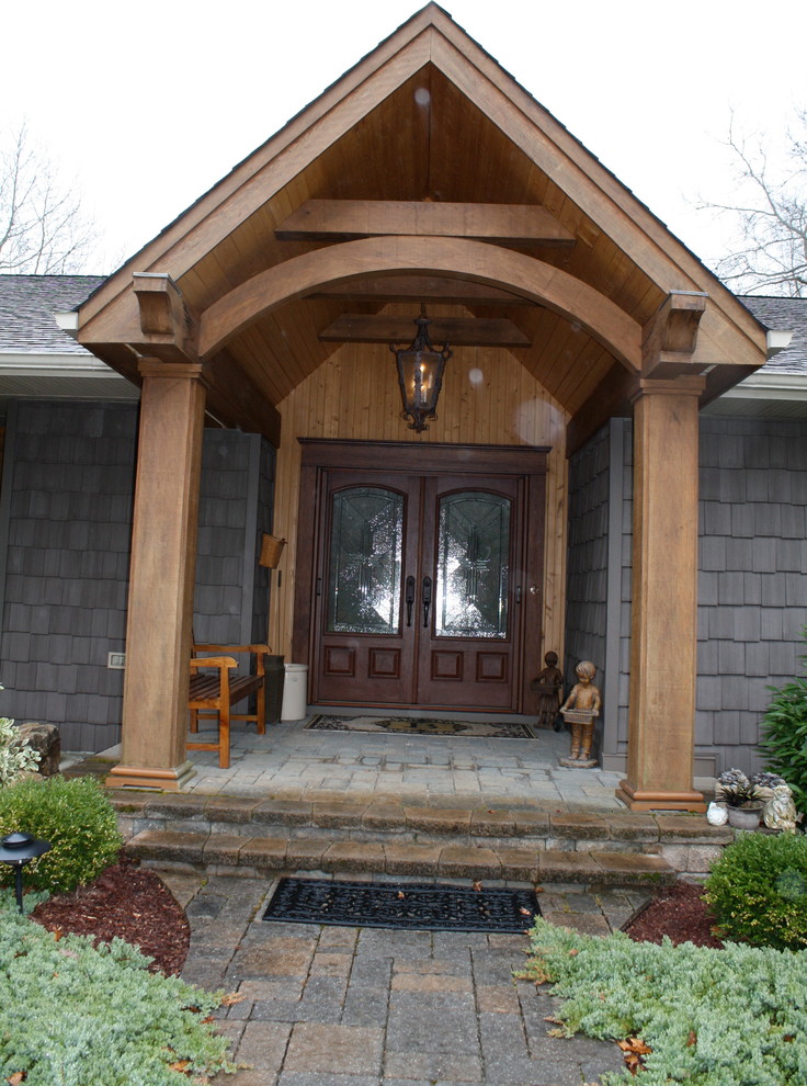 Cette image montre une façade de maison grise craftsman en bois de taille moyenne et de plain-pied avec un toit à deux pans.