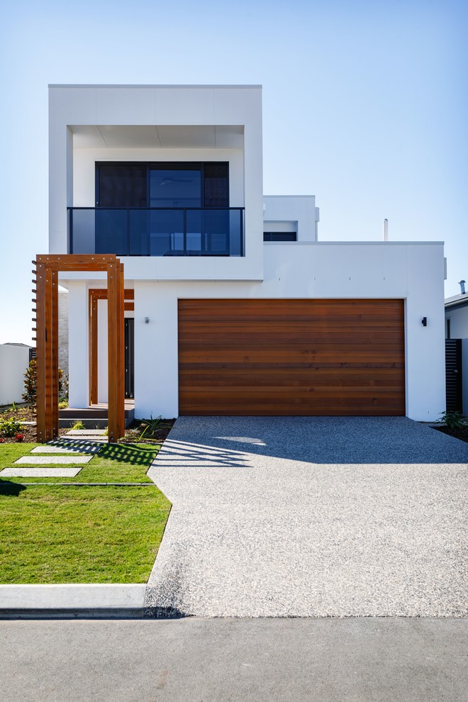 Идея дизайна: двухэтажный, белый частный загородный дом среднего размера в современном стиле с облицовкой из бетона и плоской крышей