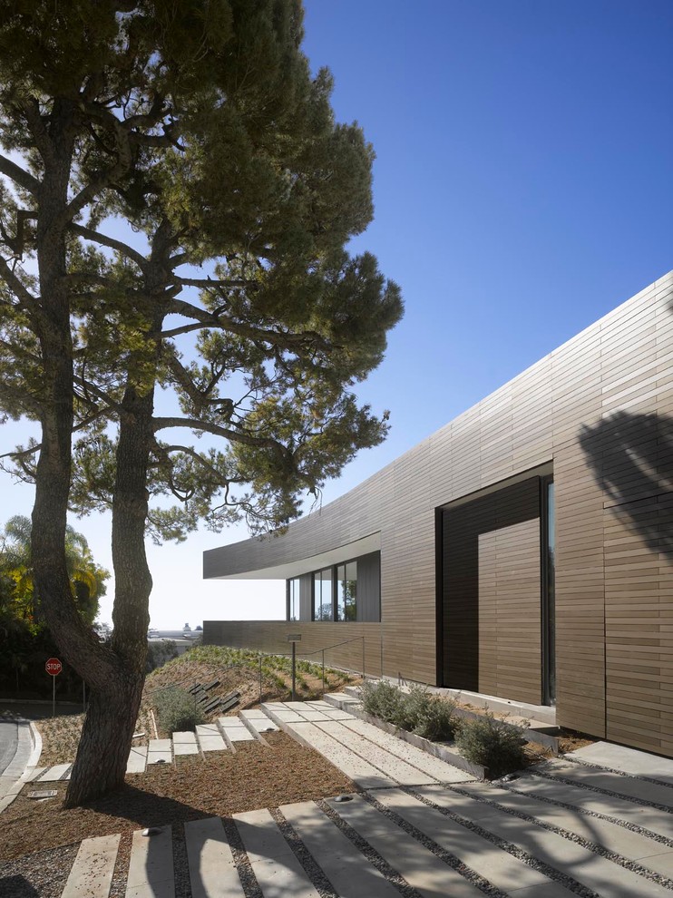 Свежая идея для дизайна: большой, одноэтажный, серый частный загородный дом в современном стиле с облицовкой из металла и плоской крышей - отличное фото интерьера