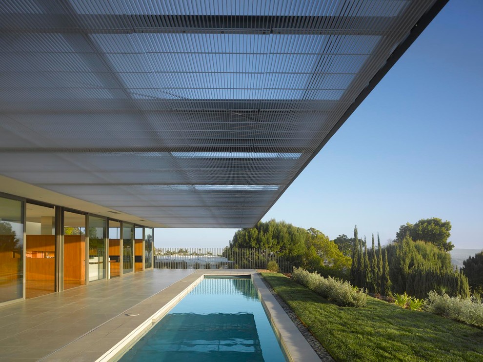 Großes, Einstöckiges Modernes Einfamilienhaus mit Metallfassade, grauer Fassadenfarbe und Flachdach in Los Angeles