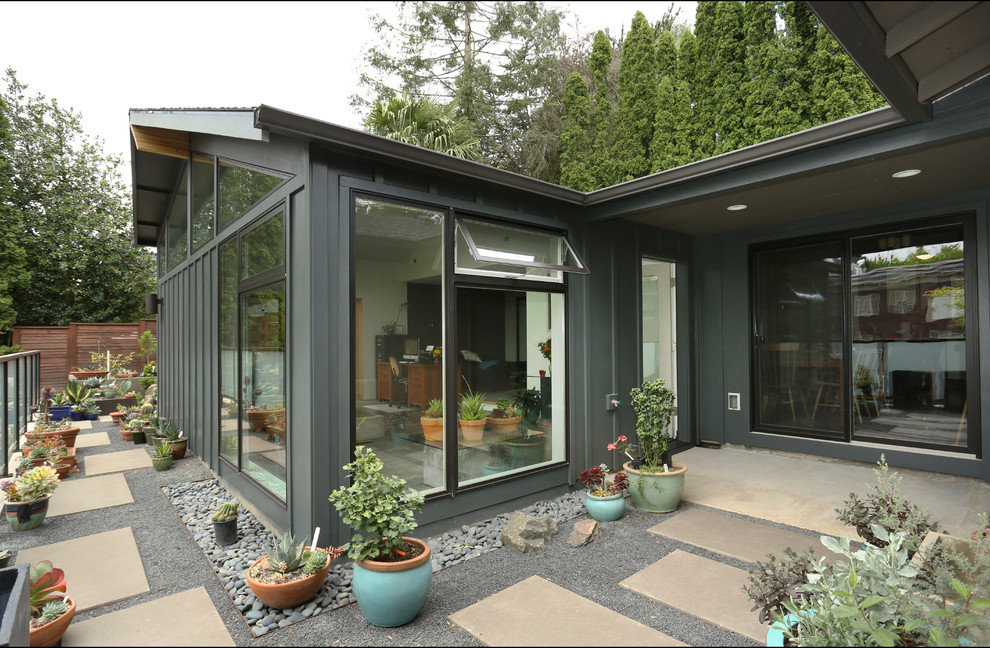 Großes, Einstöckiges Retro Haus mit grauer Fassadenfarbe in Portland