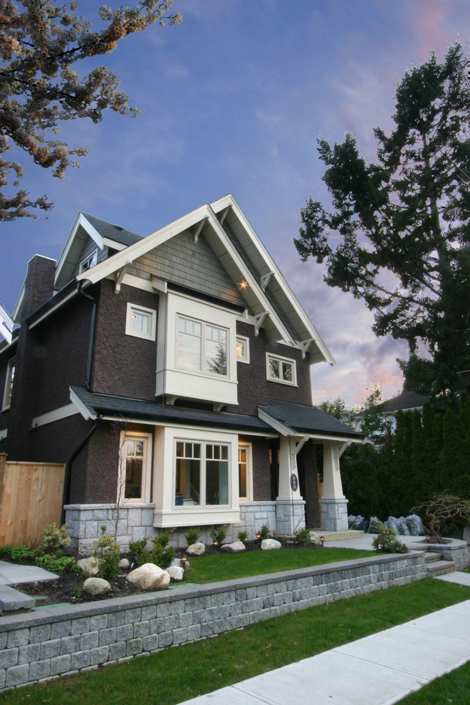 Идея дизайна: двухэтажный, серый частный загородный дом среднего размера в стиле кантри с комбинированной облицовкой, двускатной крышей и крышей из гибкой черепицы