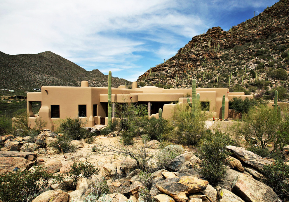 Mediterranes Haus mit Lehmfassade und Flachdach in Phoenix