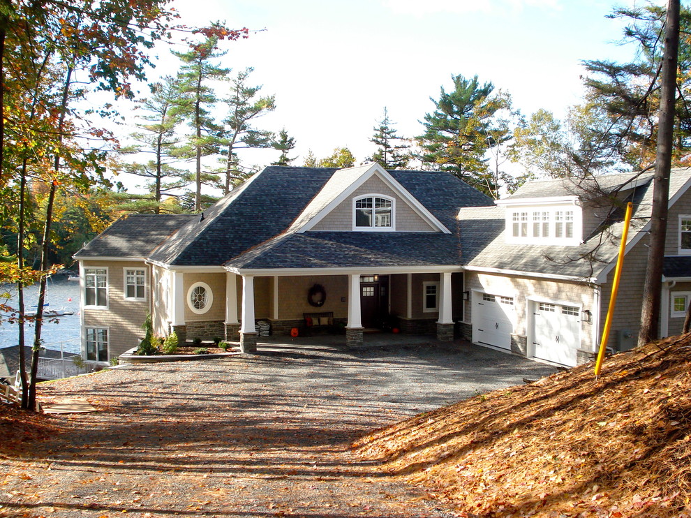 Foto della facciata di una casa ampia grigia american style a tre piani con rivestimento in legno
