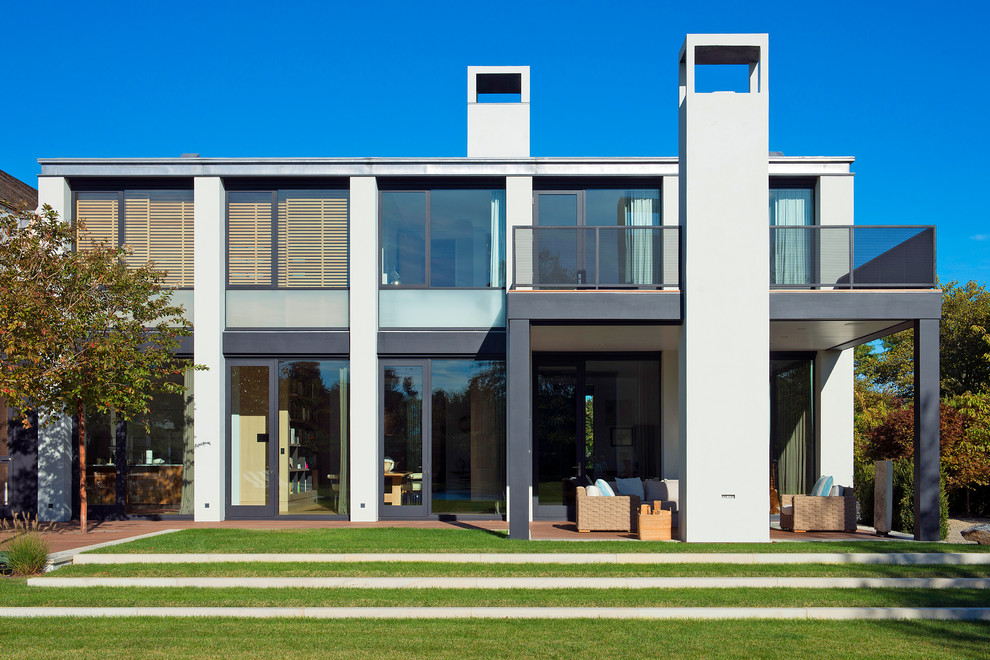 Пример оригинального дизайна: двухэтажный, стеклянный, серый дом в современном стиле с плоской крышей