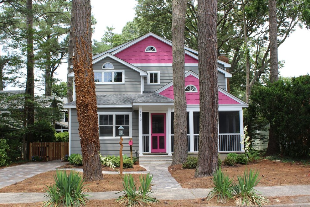 Inspiration för ett mellanstort vintage flerfärgat hus, med två våningar, blandad fasad, sadeltak och tak i shingel