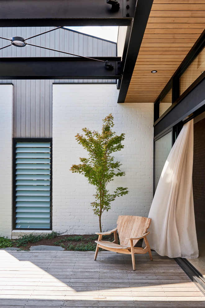 Inspiration för stora moderna bruna hus, med allt i ett plan, tegel, mansardtak och tak i metall