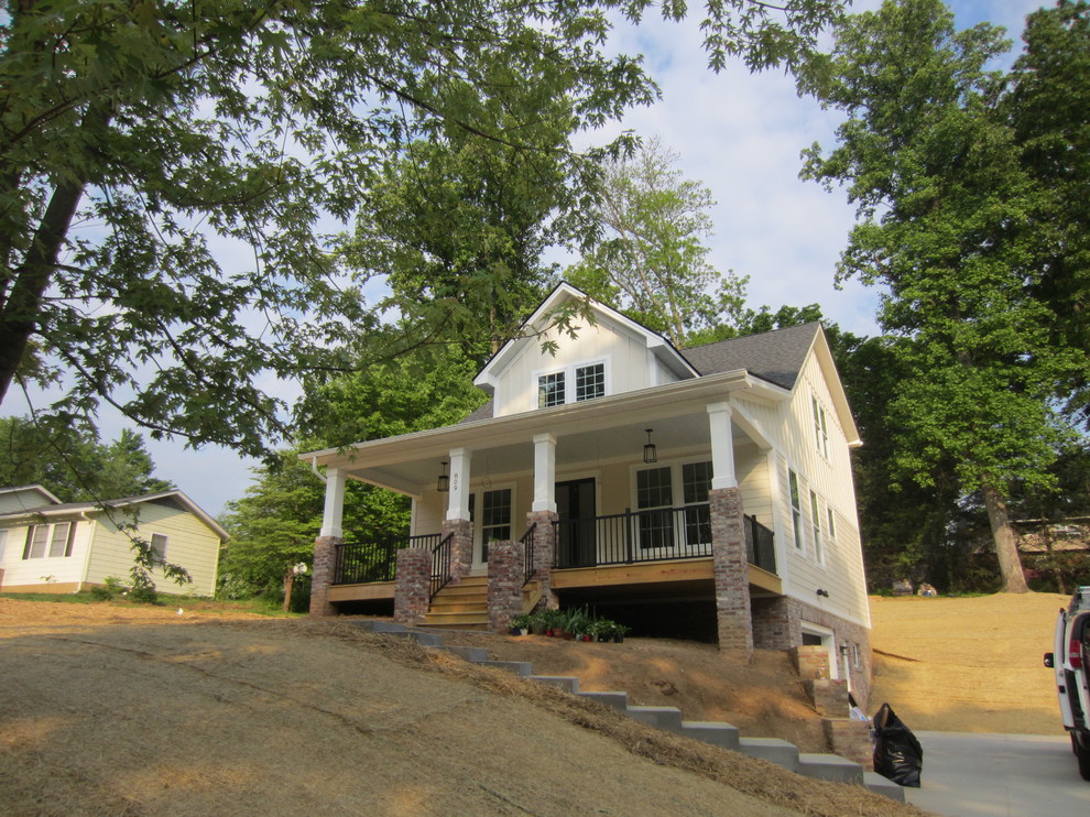 Kleine, Einstöckige Klassische Holzfassade Haus mit Satteldach und beiger Fassadenfarbe in Sonstige
