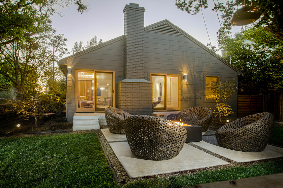 Источник вдохновения для домашнего уюта: маленький, двухэтажный, серый дом в стиле модернизм с облицовкой из ЦСП и двускатной крышей для на участке и в саду