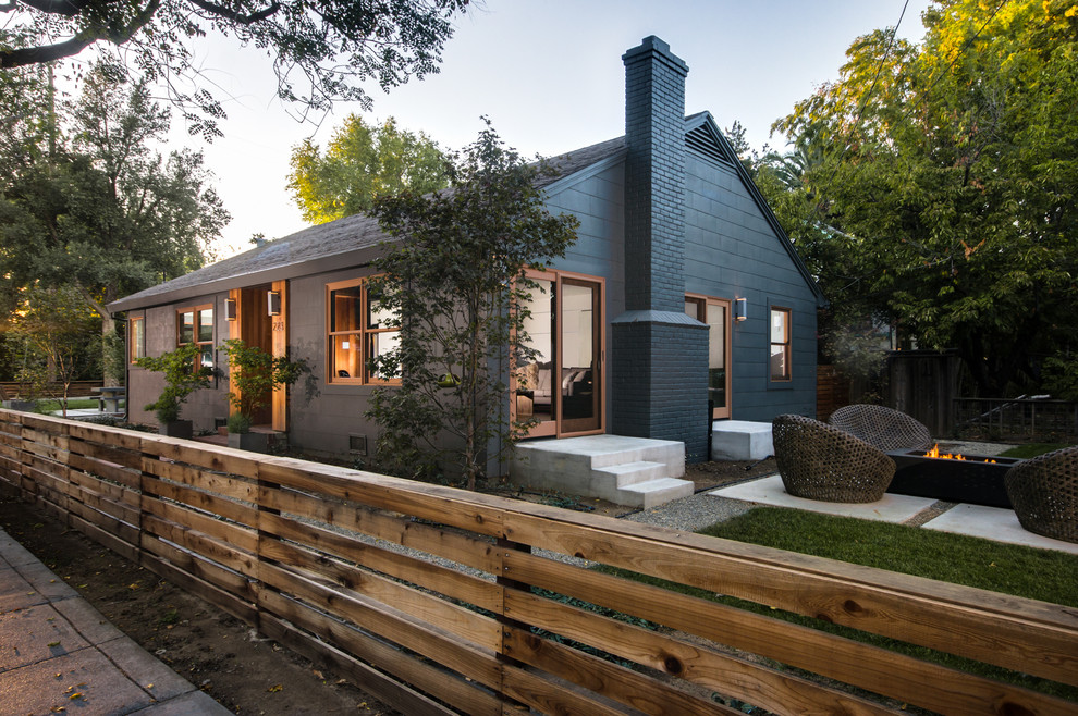 Réalisation d'une petite façade de maison verte minimaliste en panneau de béton fibré à un étage avec un toit à deux pans.