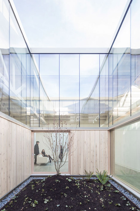 Großes, Einstöckiges Modernes Haus mit Glasfassade und beiger Fassadenfarbe in Portland