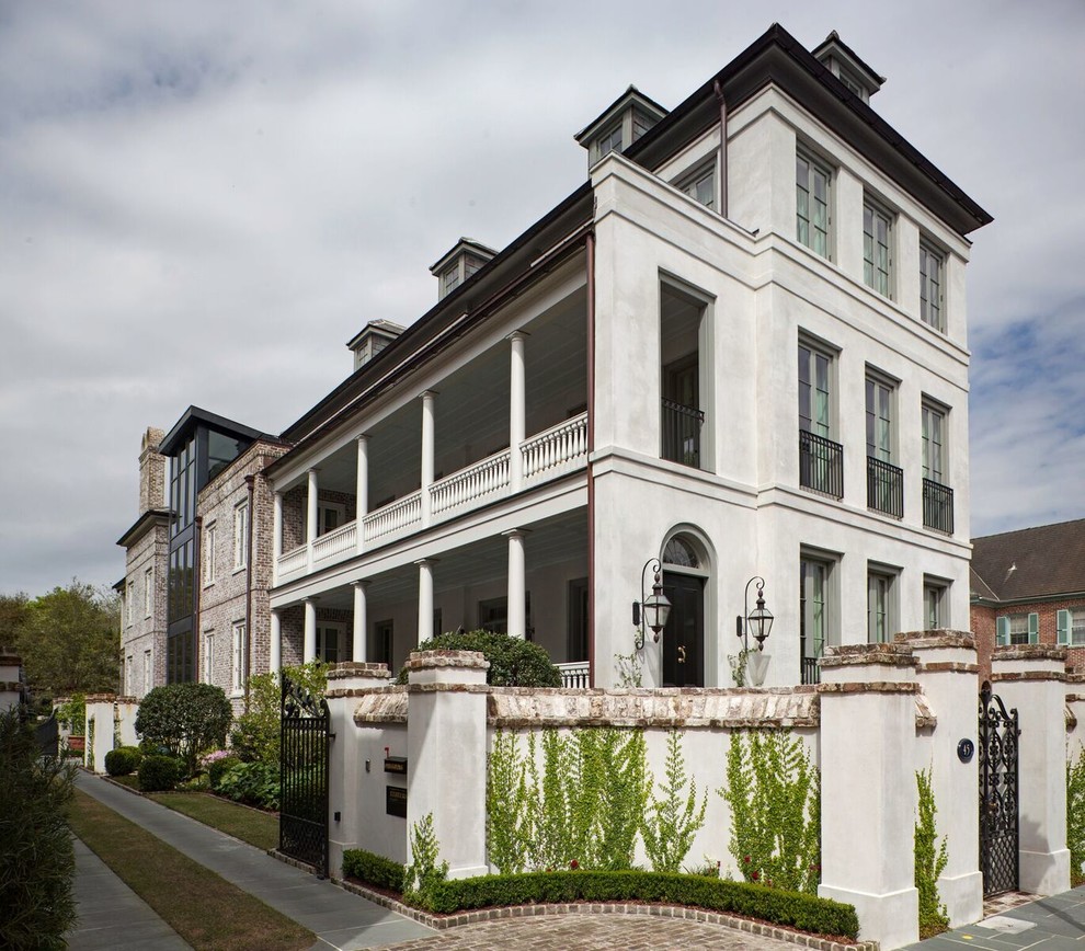 Dreistöckiges Klassisches Reihenhaus mit Backsteinfassade und weißer Fassadenfarbe in Charleston