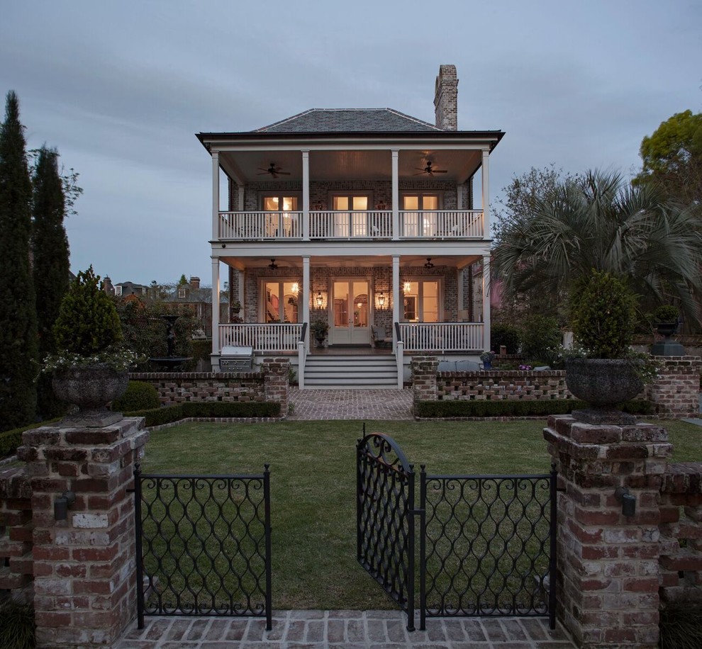 Zweistöckiges Klassisches Haus mit grauer Fassadenfarbe in Charleston