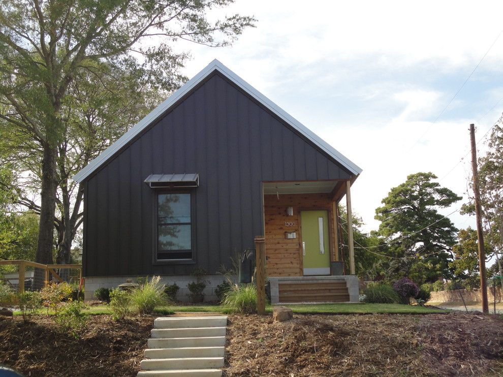 Idéer för att renovera ett litet funkis brunt hus, med allt i ett plan, metallfasad och sadeltak