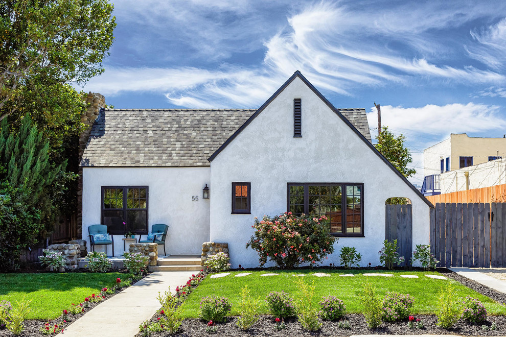 Kleines, Einstöckiges Klassisches Einfamilienhaus mit Putzfassade, weißer Fassadenfarbe und Schindeldach in Los Angeles