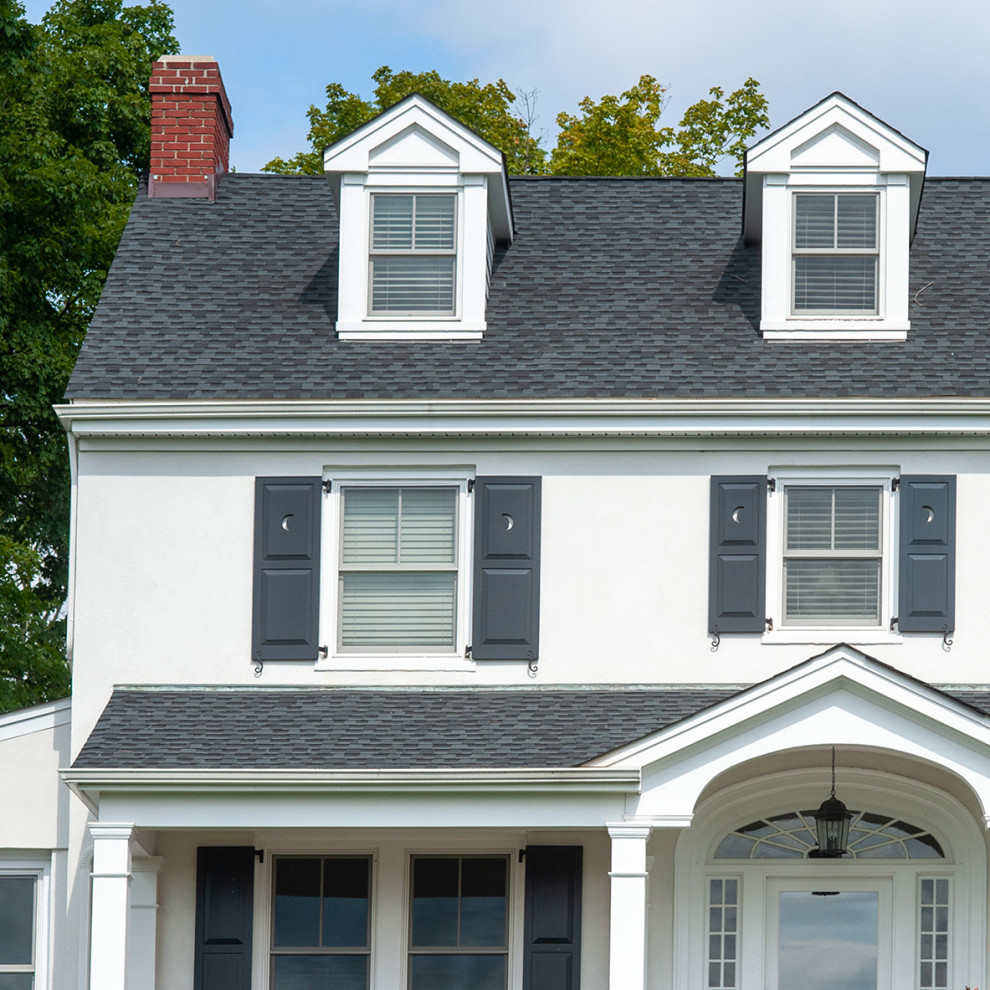 Dreistöckiges Klassisches Einfamilienhaus mit Putzfassade, weißer Fassadenfarbe, Satteldach und Schindeldach in Philadelphia