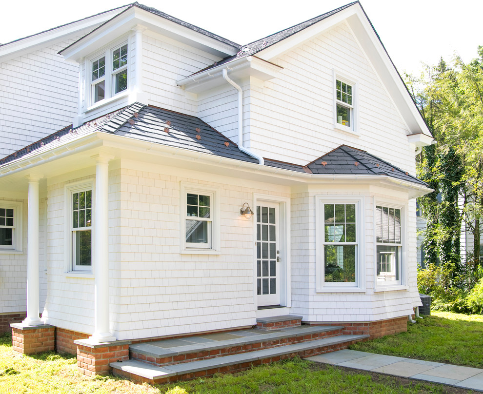 Inspiration för ett litet vintage vitt hus, med tre eller fler plan, blandad fasad och valmat tak