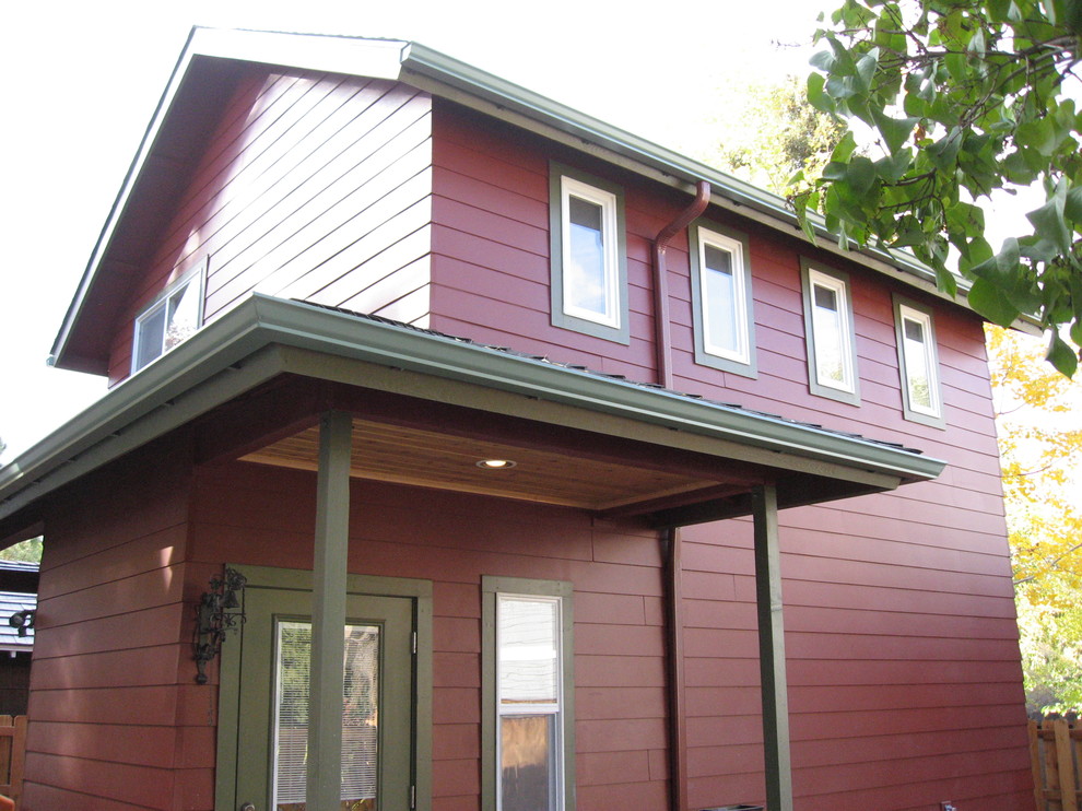 Idee per la casa con tetto a falda unica verde american style a due piani di medie dimensioni con rivestimento in legno
